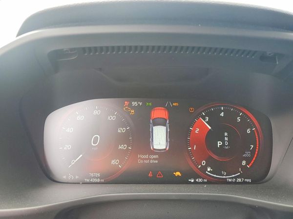 2020 VOLVO XC40 Momentum
