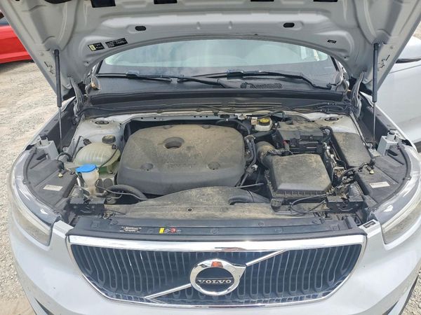 2020 VOLVO XC40 Momentum