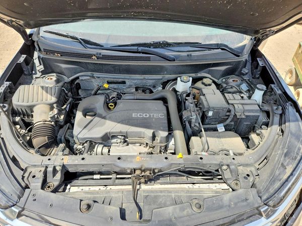 2022 CHEVROLET EQUINOX LT (1LT) — Engine bay