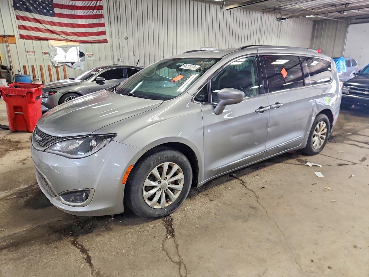 2017 CHRYSLER PACIFICA Touring L — Front 3/4