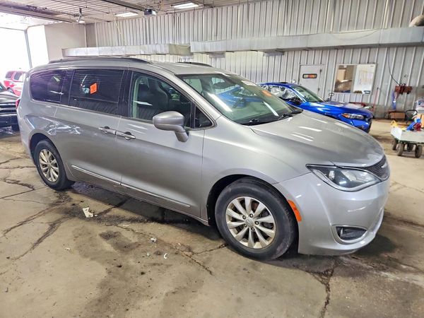 2017 CHRYSLER PACIFICA Touring L — Passenger 3/4
