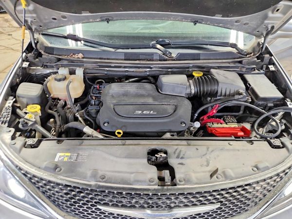 2017 CHRYSLER PACIFICA Touring L — Engine bay
