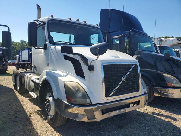 2017 VOLVO VNL