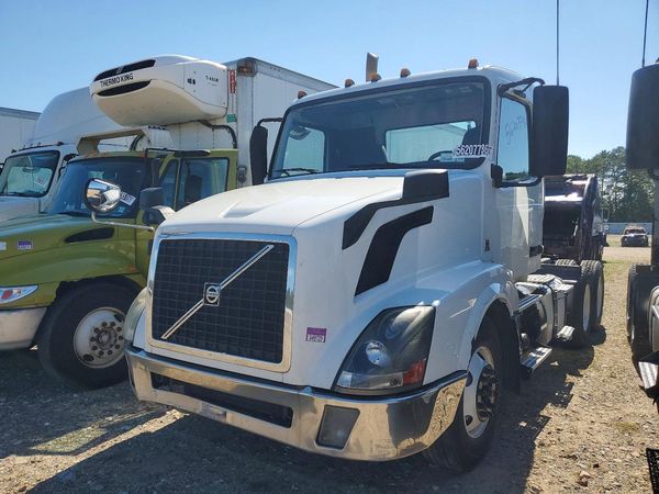 2017 VOLVO VNL