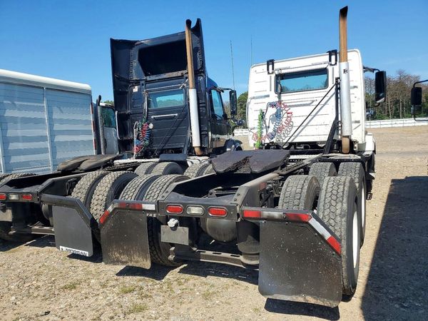 2017 VOLVO VNL