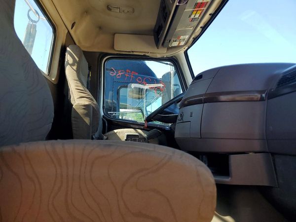 2017 VOLVO VNL