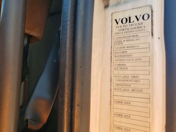 2017 VOLVO VNL