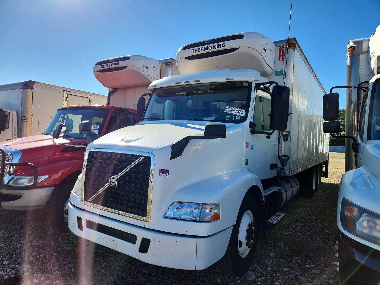 2018 VOLVO VNM — Front 3/4