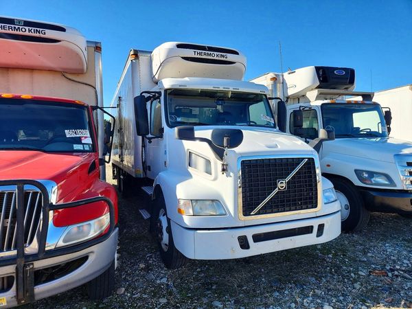 2018 VOLVO VNM — Passenger 3/4