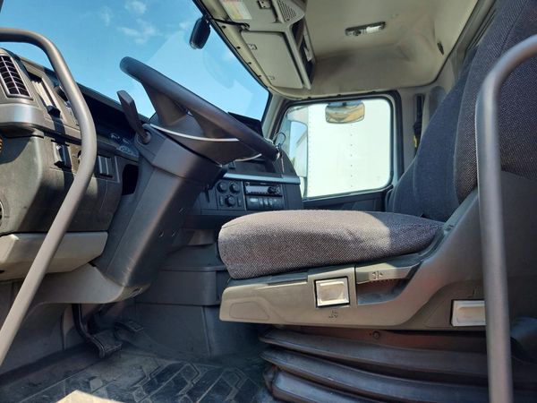 2019 VOLVO VNL — DENT