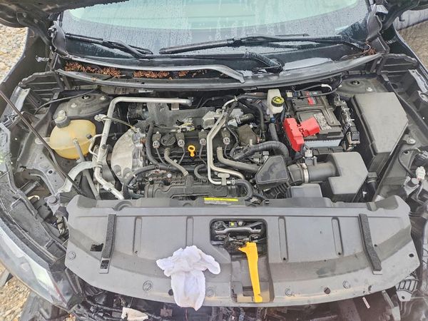 2021 NISSAN ROGUE S — Engine bay