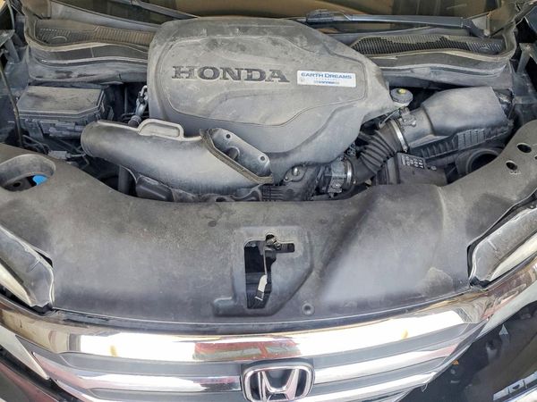 2017 HONDA PILOT EXL — Engine bay