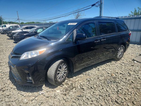 2020 TOYOTA SIENNA Q grade — Front 3/4