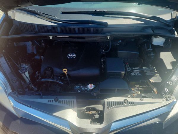 2020 TOYOTA SIENNA Q grade — Engine bay