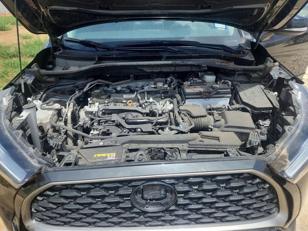 2025 TOYOTA COROLLA CROSS XLE — Engine bay