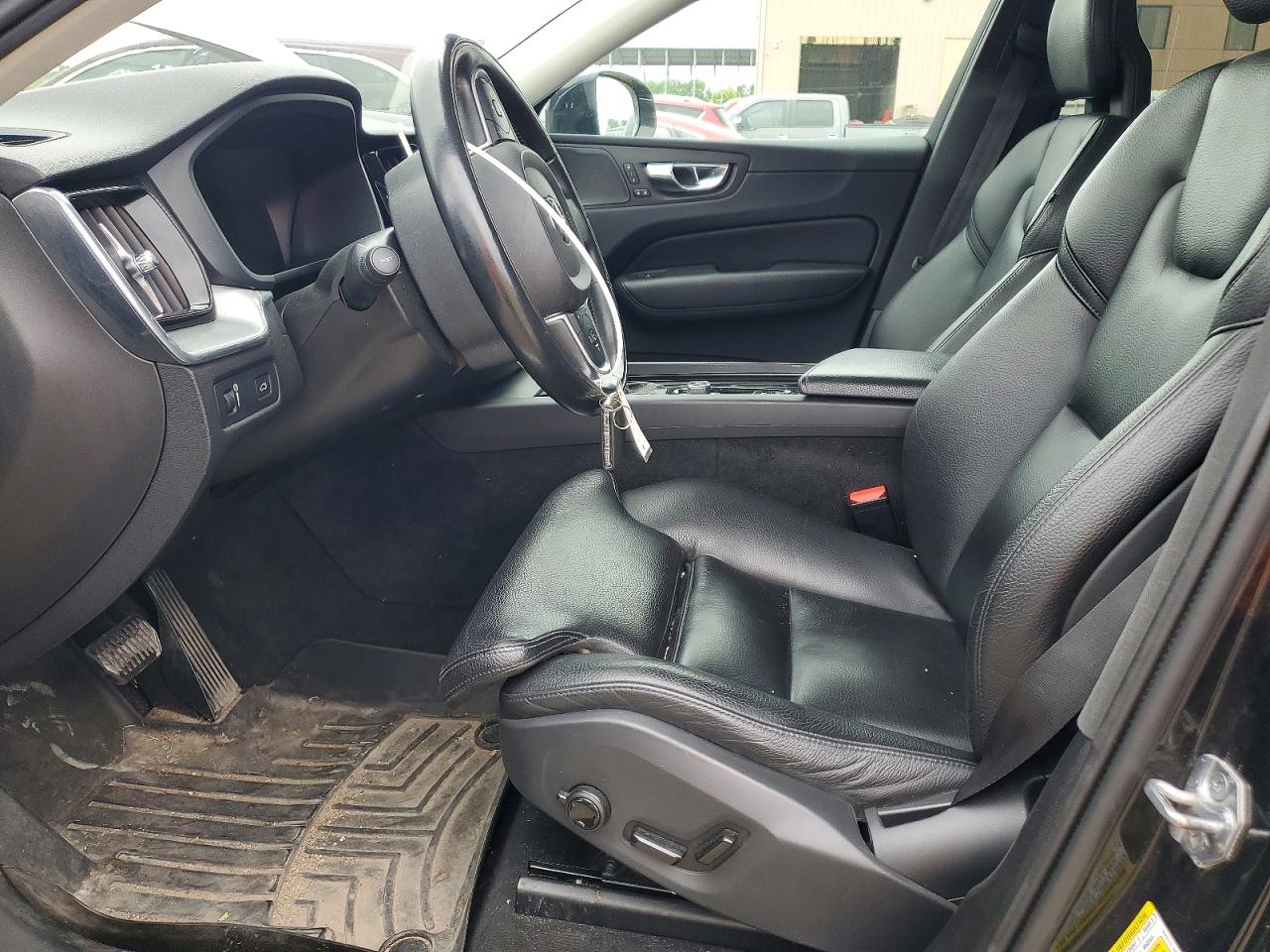 2019 VOLVO XC60 Momentum