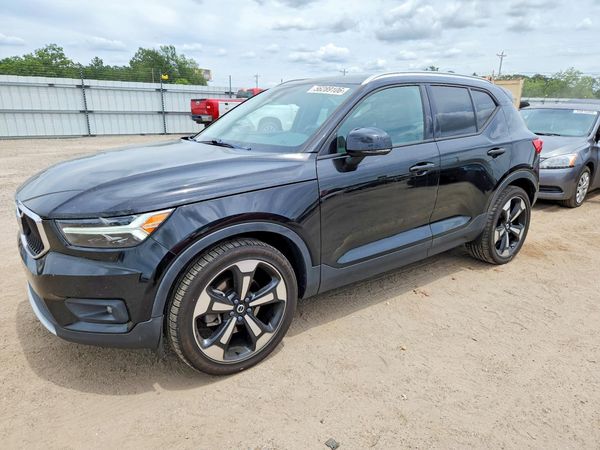 2021 VOLVO XC40 Momentum
