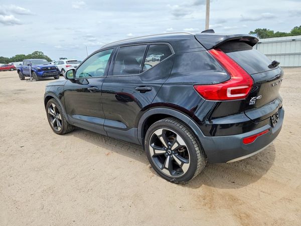 2021 VOLVO XC40 Momentum