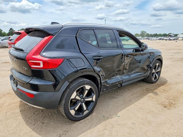 2021 VOLVO XC40 Momentum