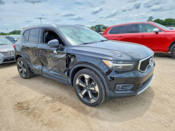 2021 VOLVO XC40 Momentum
