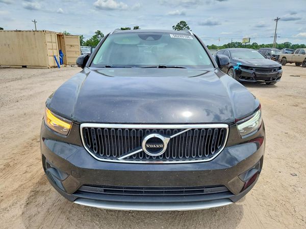 2021 VOLVO XC40 Momentum