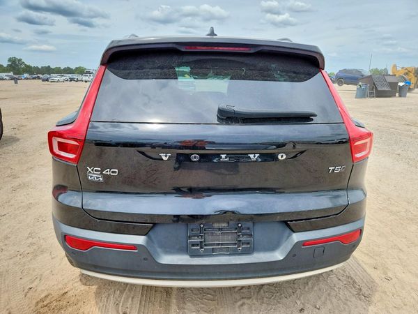 2021 VOLVO XC40 Momentum