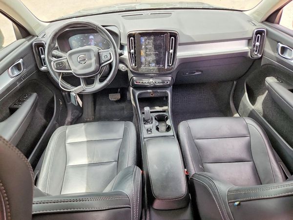 2021 VOLVO XC40 Momentum