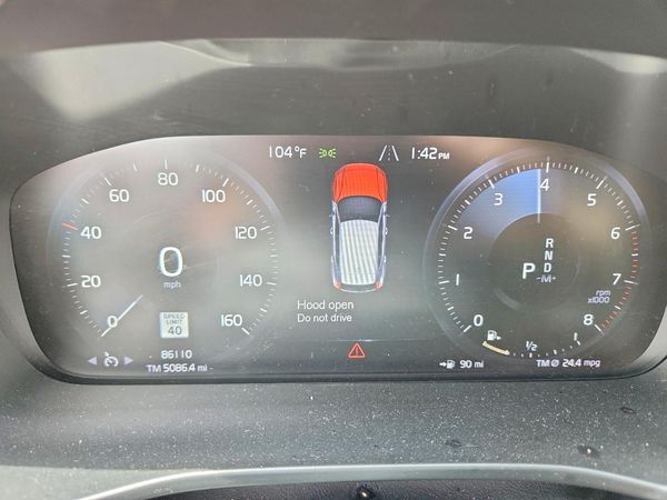 2021 VOLVO XC40 Momentum