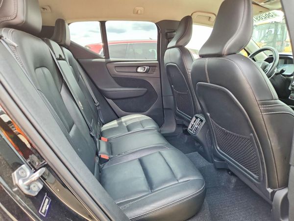 2021 VOLVO XC40 Momentum