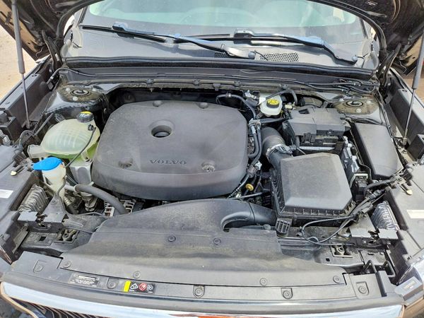 2021 VOLVO XC40 Momentum