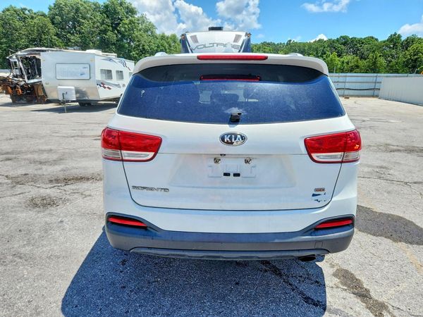 2016 KIA SORENTO L / LX