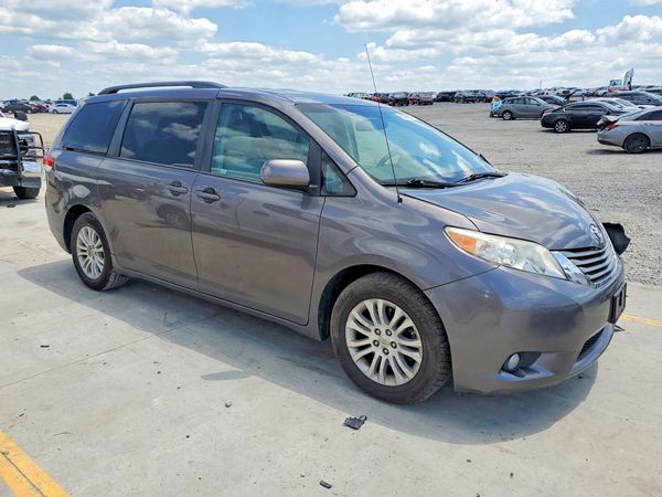 2013 TOYOTA SIENNA