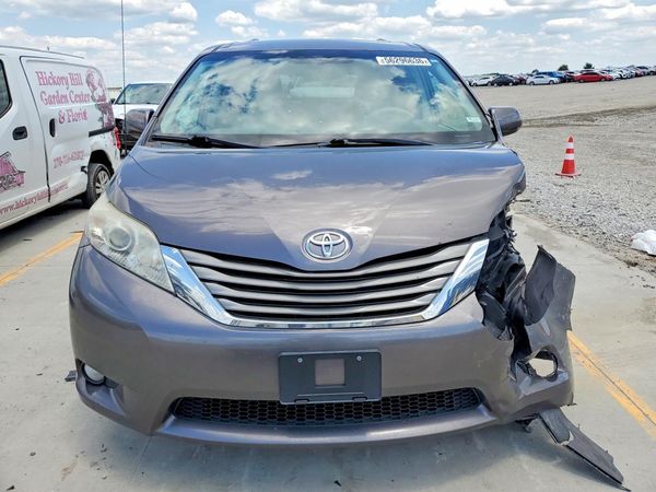 2013 TOYOTA SIENNA