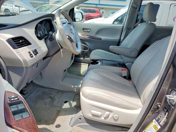2013 TOYOTA SIENNA