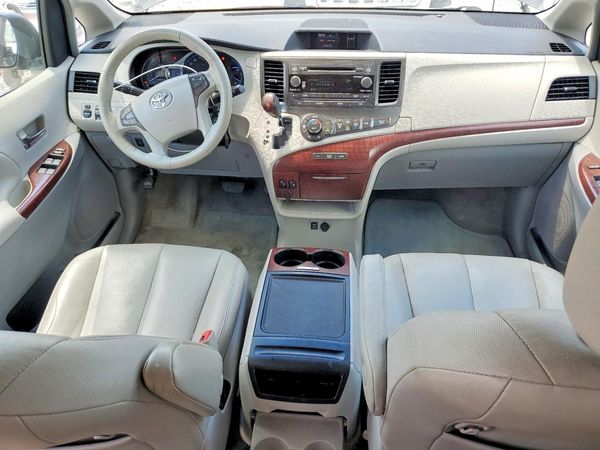 2013 TOYOTA SIENNA