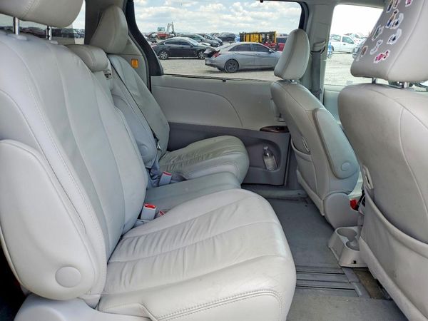 2013 TOYOTA SIENNA