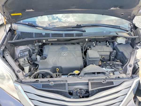 2013 TOYOTA SIENNA
