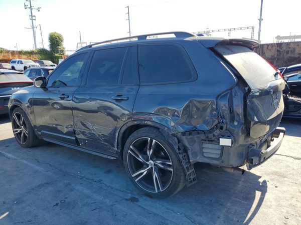 2017 VOLVO XC90 Momentum