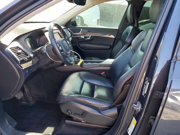 2017 VOLVO XC90 Momentum