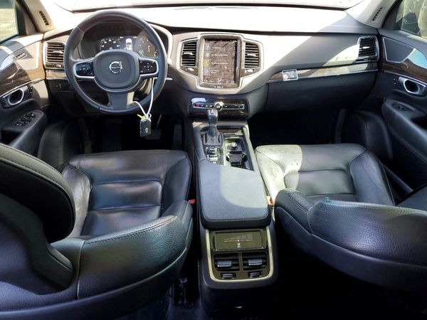 2017 VOLVO XC90 Momentum