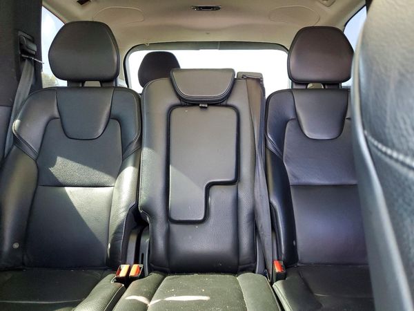 2017 VOLVO XC90 Momentum