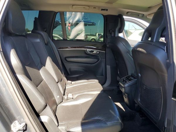 2017 VOLVO XC90 Momentum