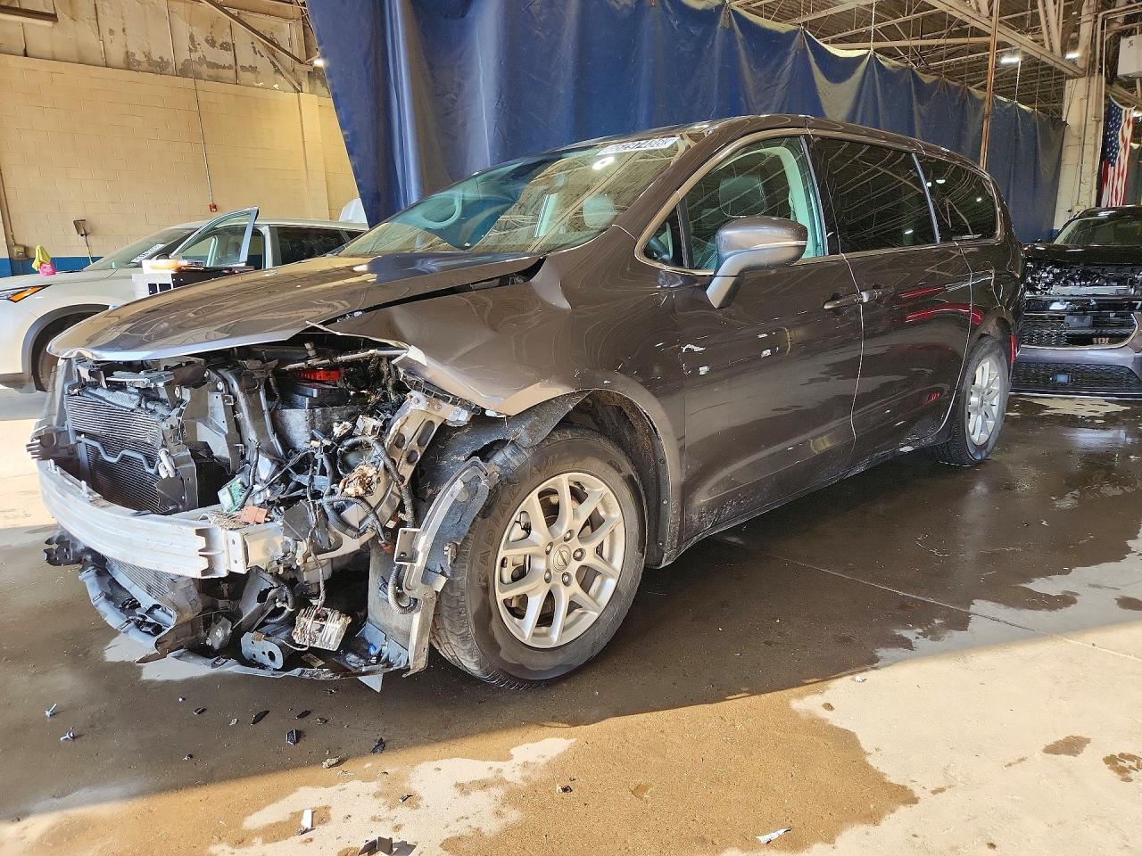 2023 CHRYSLER PACIFICA Touring L — Front 3/4