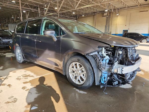 2023 CHRYSLER PACIFICA Touring L — Passenger 3/4