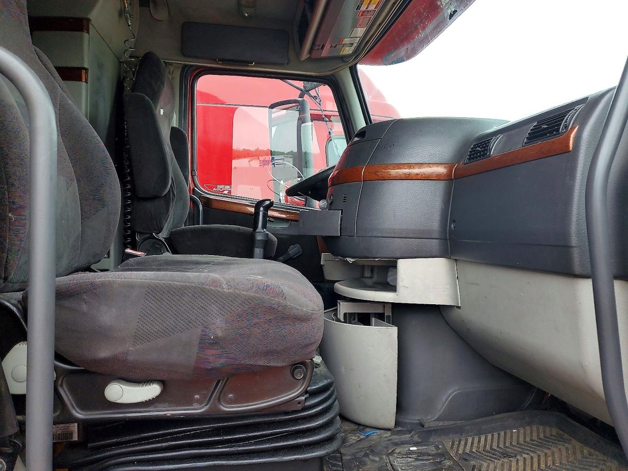 2011 VOLVO VN