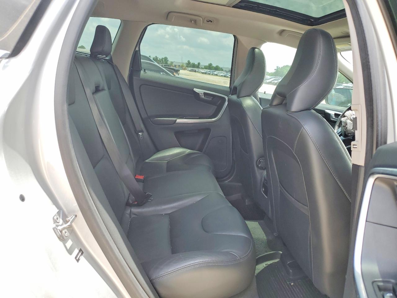 2015 VOLVO XC60 Platinum (non R design)