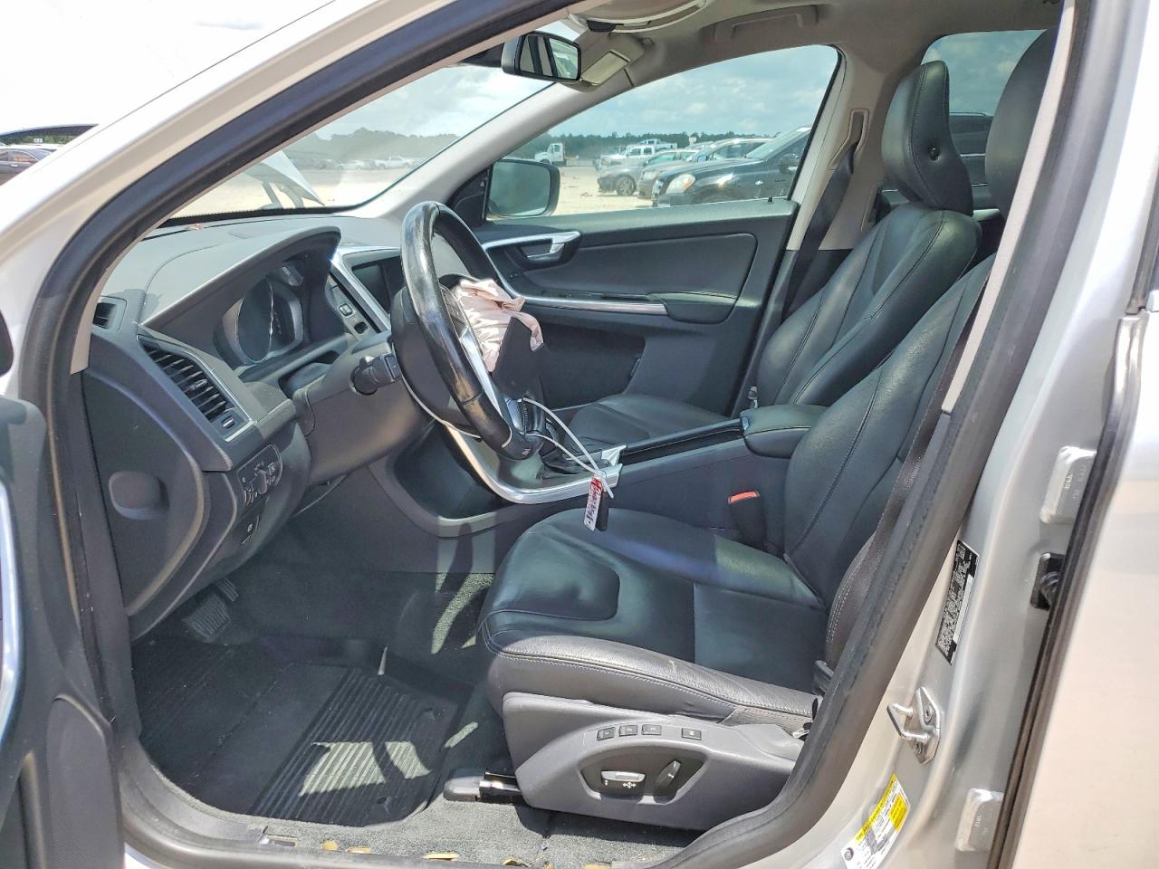 2015 VOLVO XC60 Platinum (non R design)
