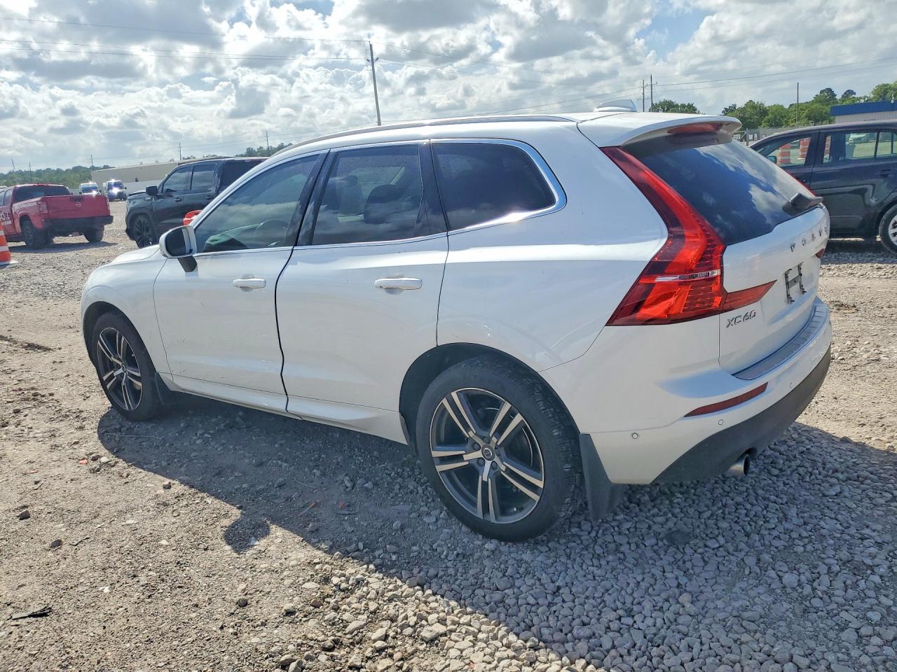 2018 VOLVO XC60 Momentum