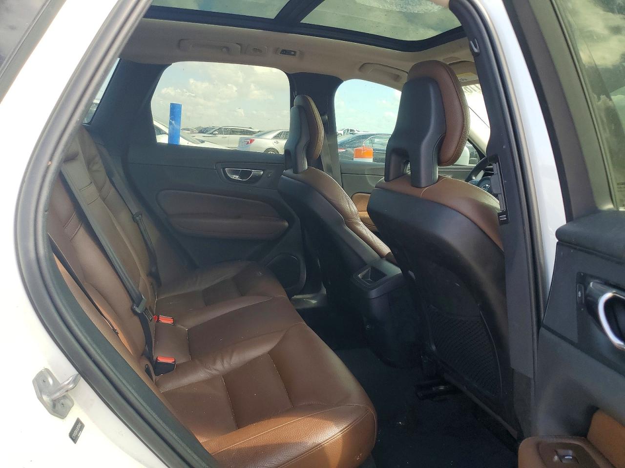2018 VOLVO XC60 Momentum