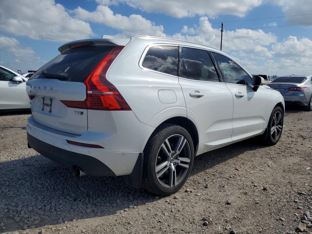 2018 VOLVO XC60 Momentum